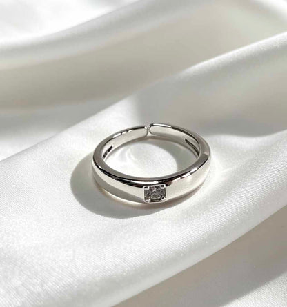 Anillo fin una delicada circonia