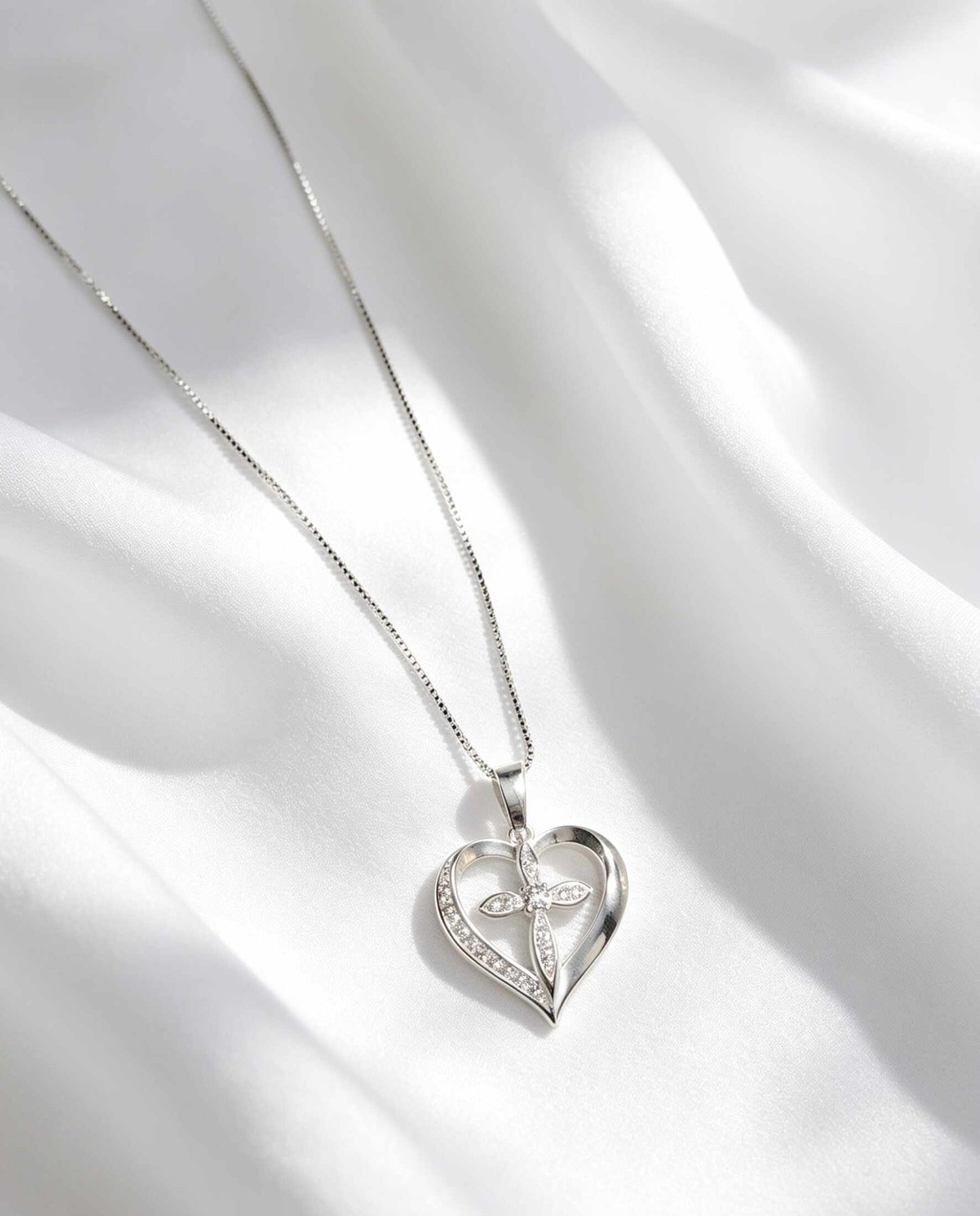 Corazón con cruz central 