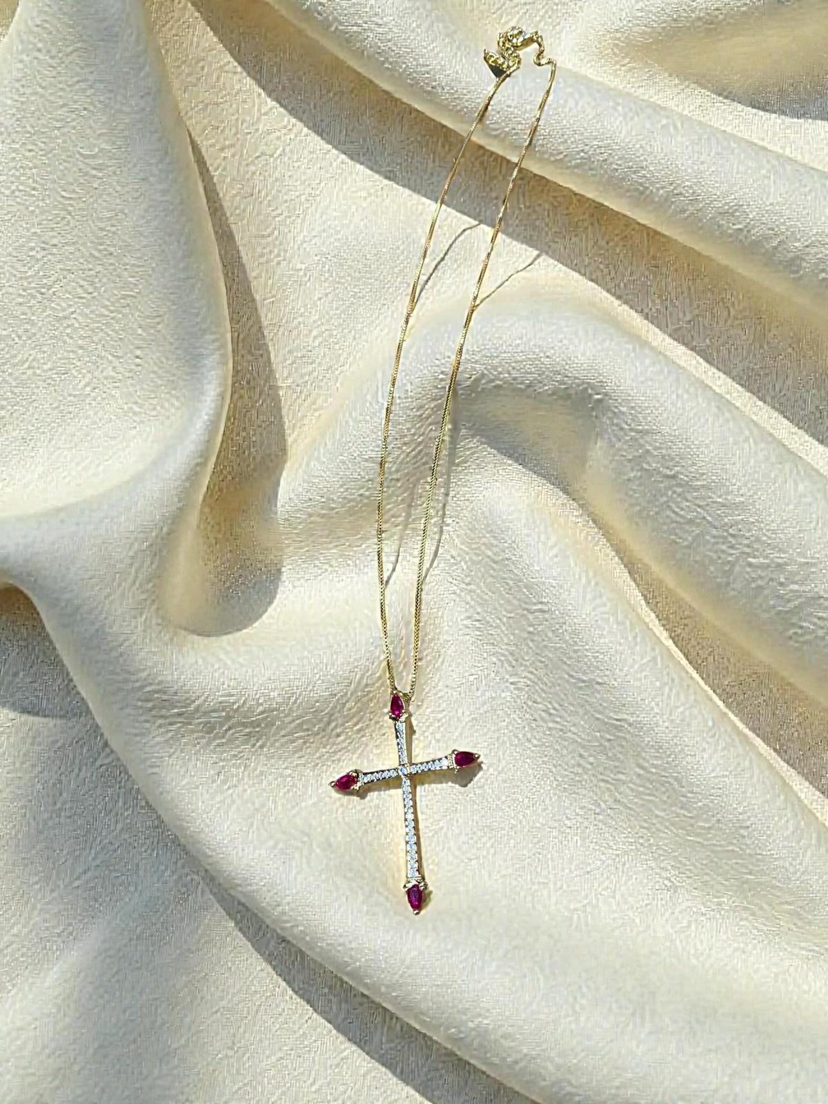 Cruz con circonias blancas y fuscias