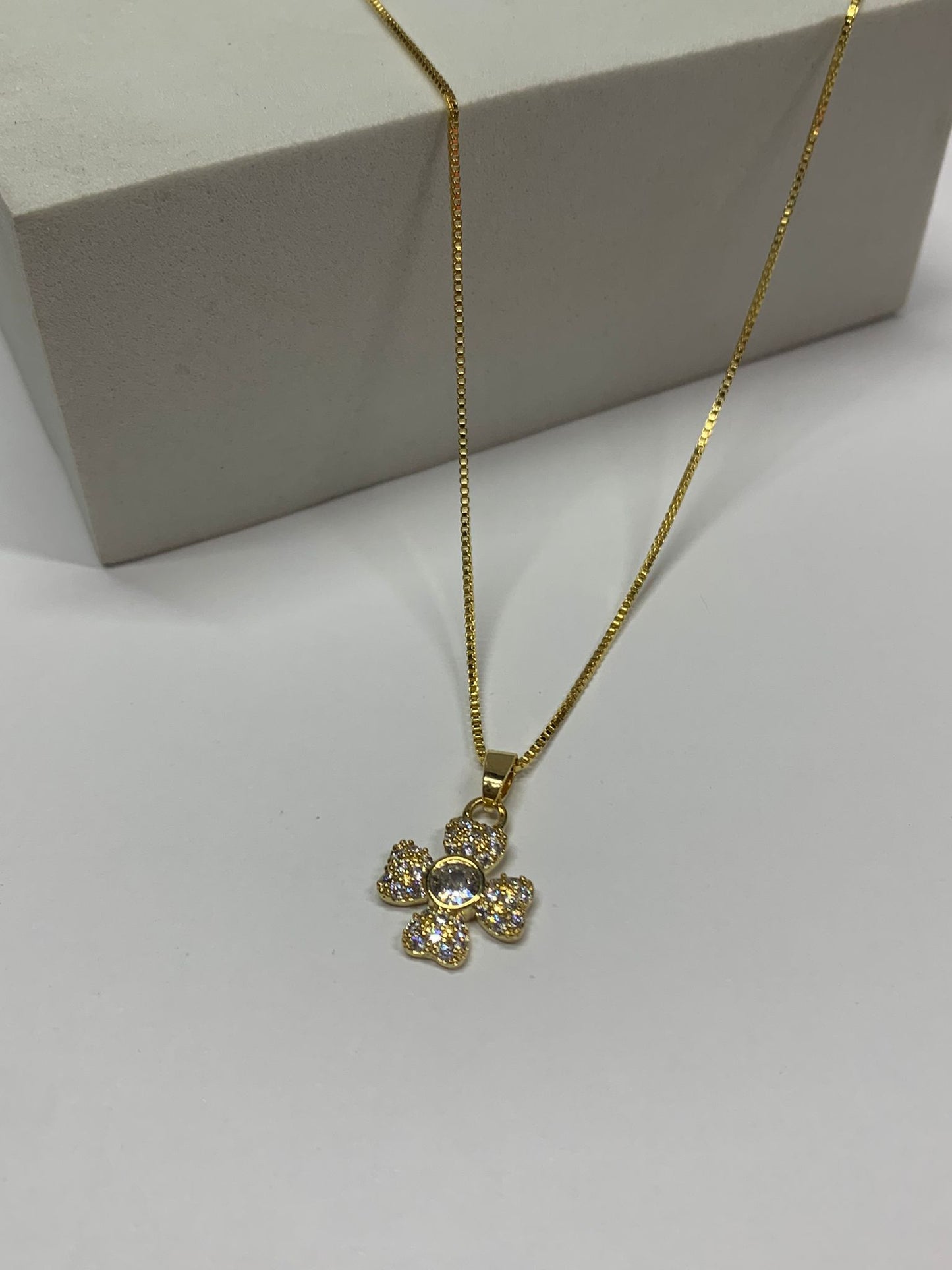 Flor con circonias