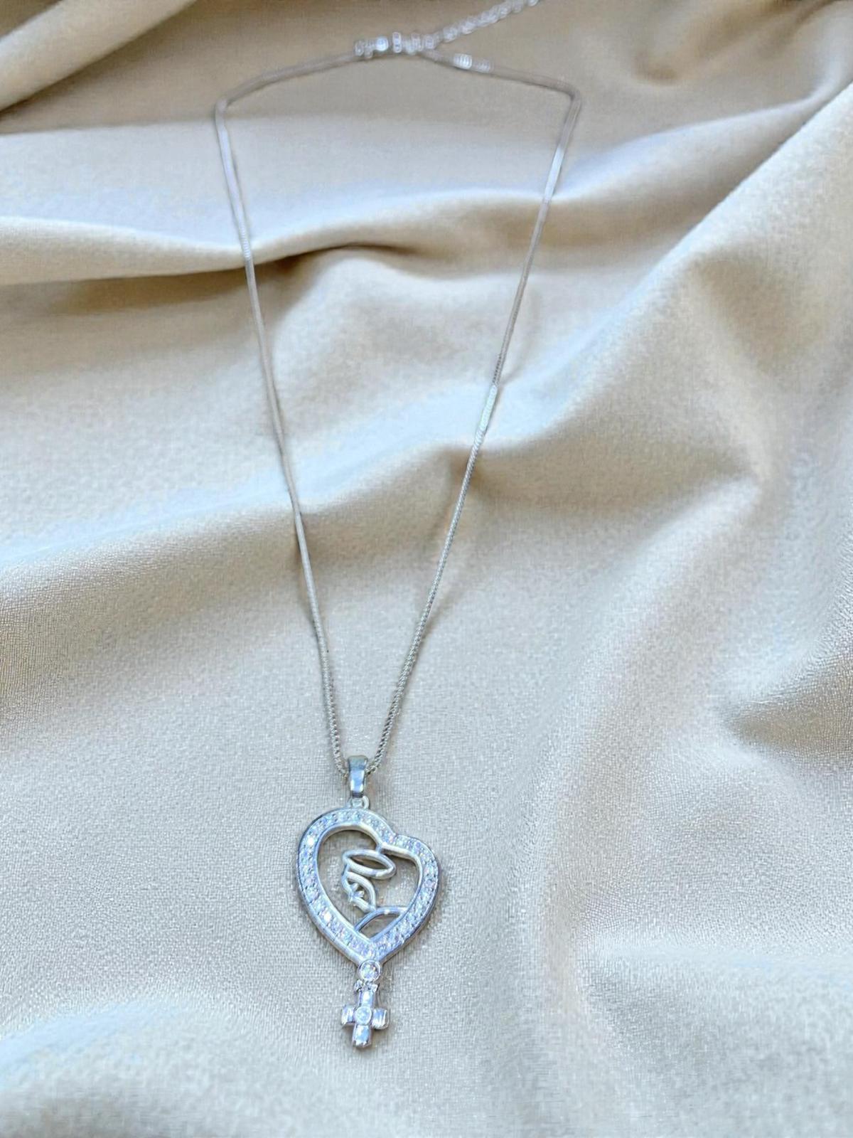 Virgen María y pequeño crucifijo