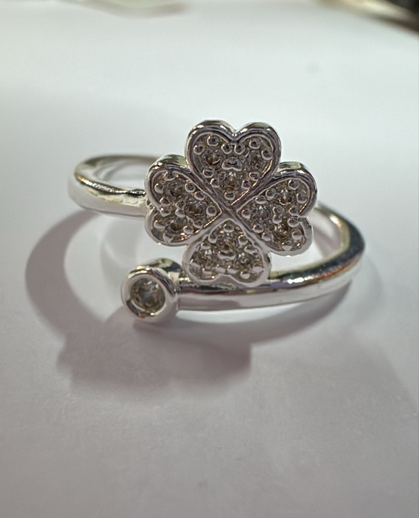 Anillo con trébol de cuatro hojas 