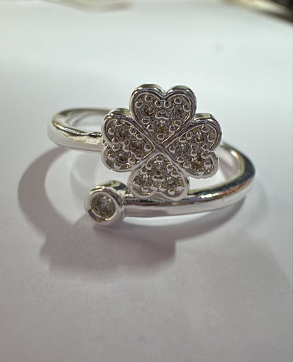 Anillo con trébol de cuatro hojas 