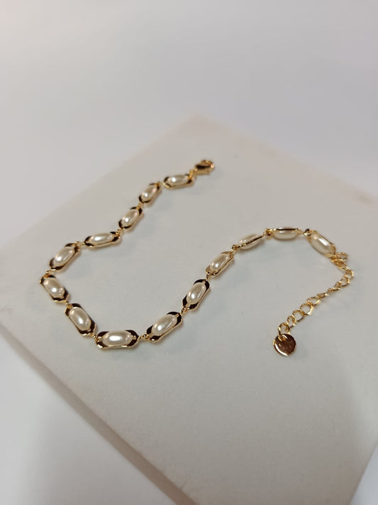 Pulsera dorada con perlas ovaladas. Liviana y elegante, ideal para sumar estilo a cualquier ocasión.