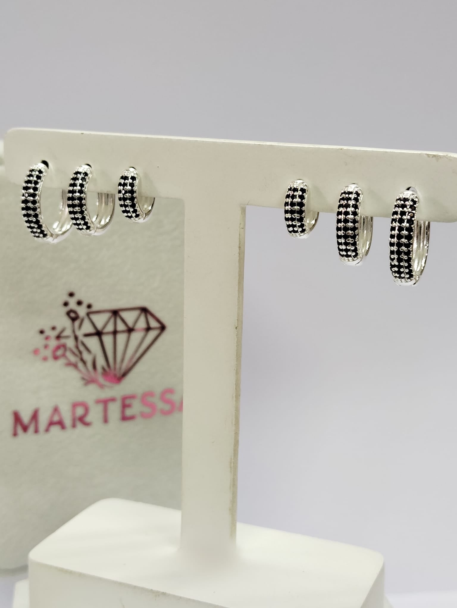 Set de aros redondos con circonias negras. Más brillo, más presencia en cada tamaño.