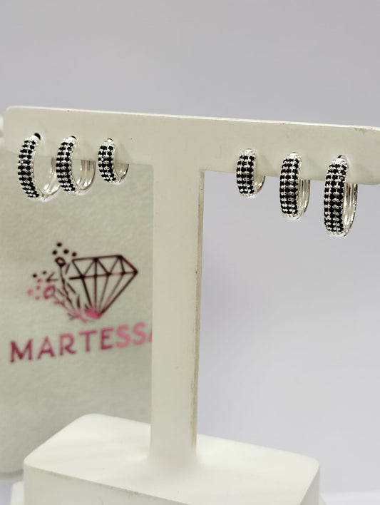 Set de aros redondos con circonias negras. Más brillo, más presencia en cada tamaño.