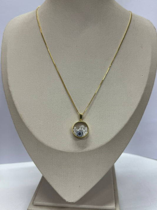 Ojo con piedras blancas
