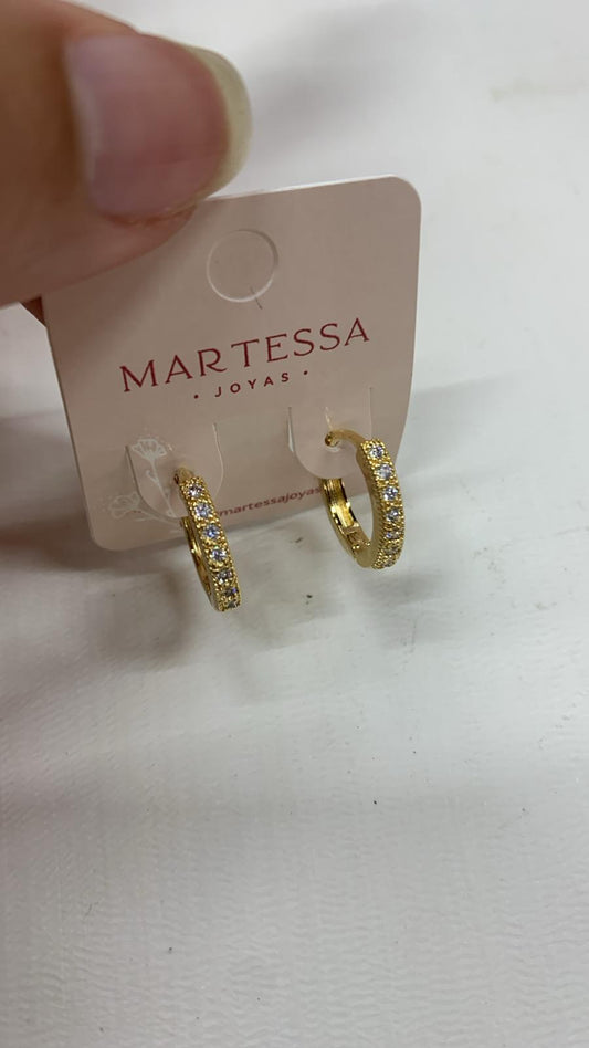 Aritos de click tachonados, diseño delicado y elegante que combina a la perfección con cualquier estilo.